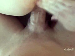 Amatörfru njuter av dubbel penetration med tonårsälskare i hemgjord video