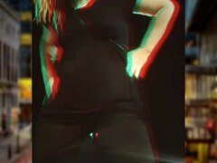 Seorang wanita cantik berambut pirang menari dengan inspirasi Eminem dalam videonya sendiri