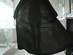 Ана Фокс, высокая черная модель-мамочка, раздевается и наслаждается теплой ванной