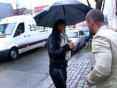 Немецкая любительница в кожаных штанах трахается во время уличного прослушивания