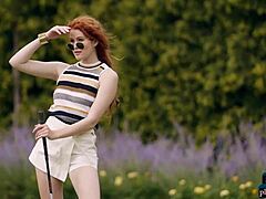 Çarpıcı kızıl saçlı güzellik Heidi Romanova, çıplak golf oyununun tadını çıkarıyor