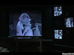 שרון סטון המפתה בהופעה על המסך הכסוף של 1993