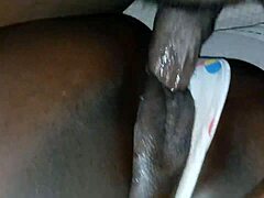 Afrikkalais-Amerikkalainen kypsä nainen kokee intensiivistä orgasmia aikana lähetyssaarnaaja-asennossa