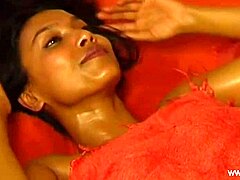 Uma mulher madura Desi recebe uma massagem sensual e momentos íntimos