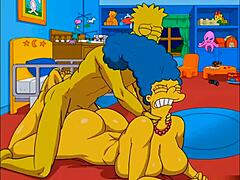 Marge, zrelá žena v domácnosti, si užíva análny sex v telocvični a doma, zatiaľ čo jej manžel je v práci v tomto parodickom videu Hentai