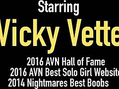 Vicky Vette gode del doppio del piacere con due vibratori viola
