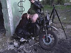 Зряла жена се отдава на мотоциклет и голям пенис удоволствие