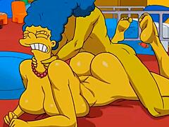Marge แม่บ้านได้รับความสุขอย่างรุนแรงเมื่อเธอได้รับน้ํากามร้อนในตูดของเธอและพ่นไปในทิศทางต่างๆ อนิเมะที่ไม่เซ็นเซอร์นี้มีตัวละครที่เป็นผู้ใหญ่ที่มีก้นใหญ่และหัวนมใหญ่
