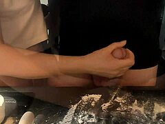 Зрелая женщина готовит пенис с мукой к интимному ужину
