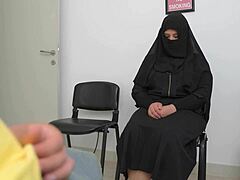 Olgun Arap kadın doktorun ofisinde mastürbasyon yaparken yakalıyor