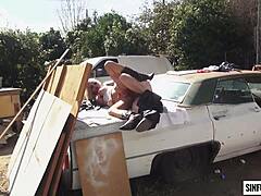 ニーナ・エルとデイン・クロスがアクセル・ブラウンの最新のMILFビデオで破損した車の中で情熱的なセックスをする