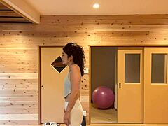 Mogen japansk yogainstruktör i aktion