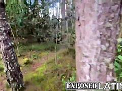 Uma milf alemã é fodida por um vizinho bem dotado na floresta