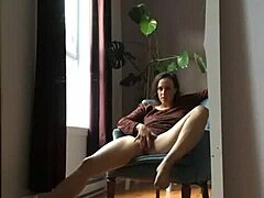 족한 MILF가 자기 자신을 섹스하는 아마추어 웹캠 비디오
