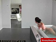 По-възрастна майка е хваната да се наслаждава в банята