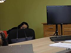 الجنس في المكتب مقابل المال: الوكيل إينغا ديفيل يغوي الشقراء أثناء المقابلة