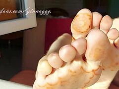 Sevgilinizin kusursuz topuklu ve kirli ayaklarını gösteren ev yapımı ayak fetişi videosu