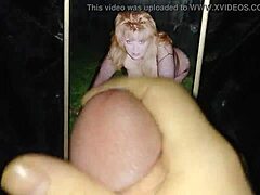 Сексуальная блондинка MILF отдает дань уважения сперме Booty66