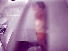 Mama bronzată a fost prinsă la duș cu ridurile ei de bronz