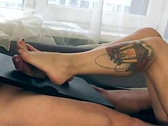O MILF amatoare face sex cu picioarele ei