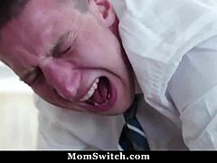 Moder mödrar straffar pojkar med spanking och knullar i tabu foursome