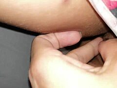 Une femme brésilienne prend une grosse bite noire dans une vidéo maison