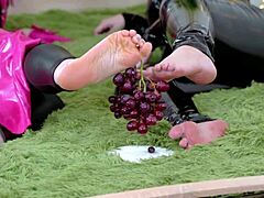 Възбудени красиви дебели жени се наслаждават на поклонение на краката на Ария Грандер