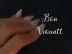 Ebony amatőr POV szopást ad férje barátjának egy pornó videóban