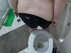 En moden kone med store bryster bliver fanget på skjult kamera på toilettet