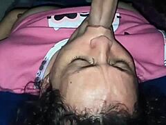 O mamă columbiană se bucură să-i lingă anusul și să-i facă sex oral prietenului fiului ei