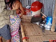 Video de sexo interracial de cocina de parejas indias amateur con un amigo marido amateur
