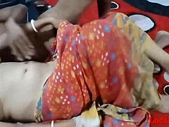 Indisk mamma i röd saree har hardcore sex med pojkvän på webbkamera
