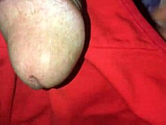 A szomszéd melltartójával maszturbálok: egy forró és párás videó