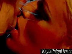 Kayla Paige i Cristamoore w bieliźnie oddają się perwersyjnej lesbijskiej kobiecej akcji