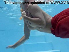 Blond MILF z naravnimi joški razkazuje svoje telo v bazenu