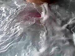 Una mamma curvilinea in tanga e bikini si bagna e diventa selvaggia in una vasca idromassaggio pubblica