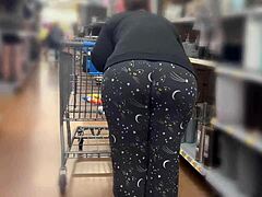 En kurvig mamma med en stor rumpa handlar på Walmart