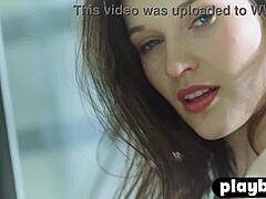 ヨーロッパの可愛い熟女セレナ・ウッドは,ソフトコアビデオで脱ぎ捨てて裸のポーズをとります