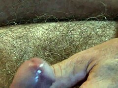 Penisul plin de spermă al unui bărbat matur primeşte un masaj bun