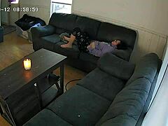 Eine heiße Frau befriedigt sich selbst auf einer versteckten Kamera, während ihr Mann zusieht