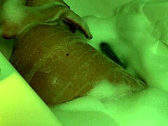 一个男人在浴里抚摸着迷人的年轻女孩的阴道