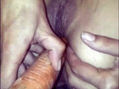 Возбужденная мексиканская мама использует морковь для проникновения в жопу на веб-камере