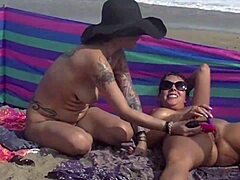 Et sensuelt ekshibitionistisk par avslører nakenheten på stranden