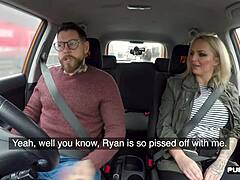 Busty blondi ohjaaja harrastaa seksiä kuljettajan kanssa julkisessa autossa