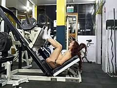 Muskuløs milf-gudinne får dampende trening i rumpa