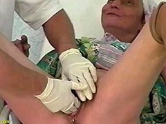 Подросток с волосатой грудью получает свой первый кулачный секс в клинике