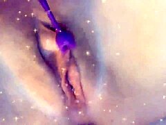 Eine kanadische MILF zeigt ihre Spritzfähigkeiten mit einer Klitoris-Stimulation