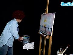 ريان كيلي يلعب كوسبلاي بينما بوب روس يثيرها أثناء دروس الرسم على كاميرا الويب