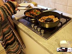การรวบรวมของแม่บ้านที่มีหน้าอกใหญ่ที่เตรียมอาหารเย็นอย่างรวดเร็วเปลือยกายในครัว