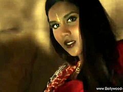 Gadis India sensual menari dalam adegan bogel softcore